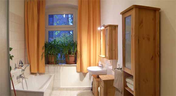 Nach sportlicher Betätigung ein entspannendes Bad. Badewanne, Waschtisch.