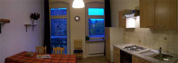 Lassen Sie es sich gutschmecken. Eßtisch, Kochzeile.