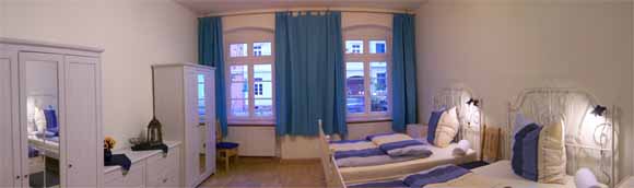 Schlafen wie in Morpheus Armen. Kleiderschränke, große Betten.